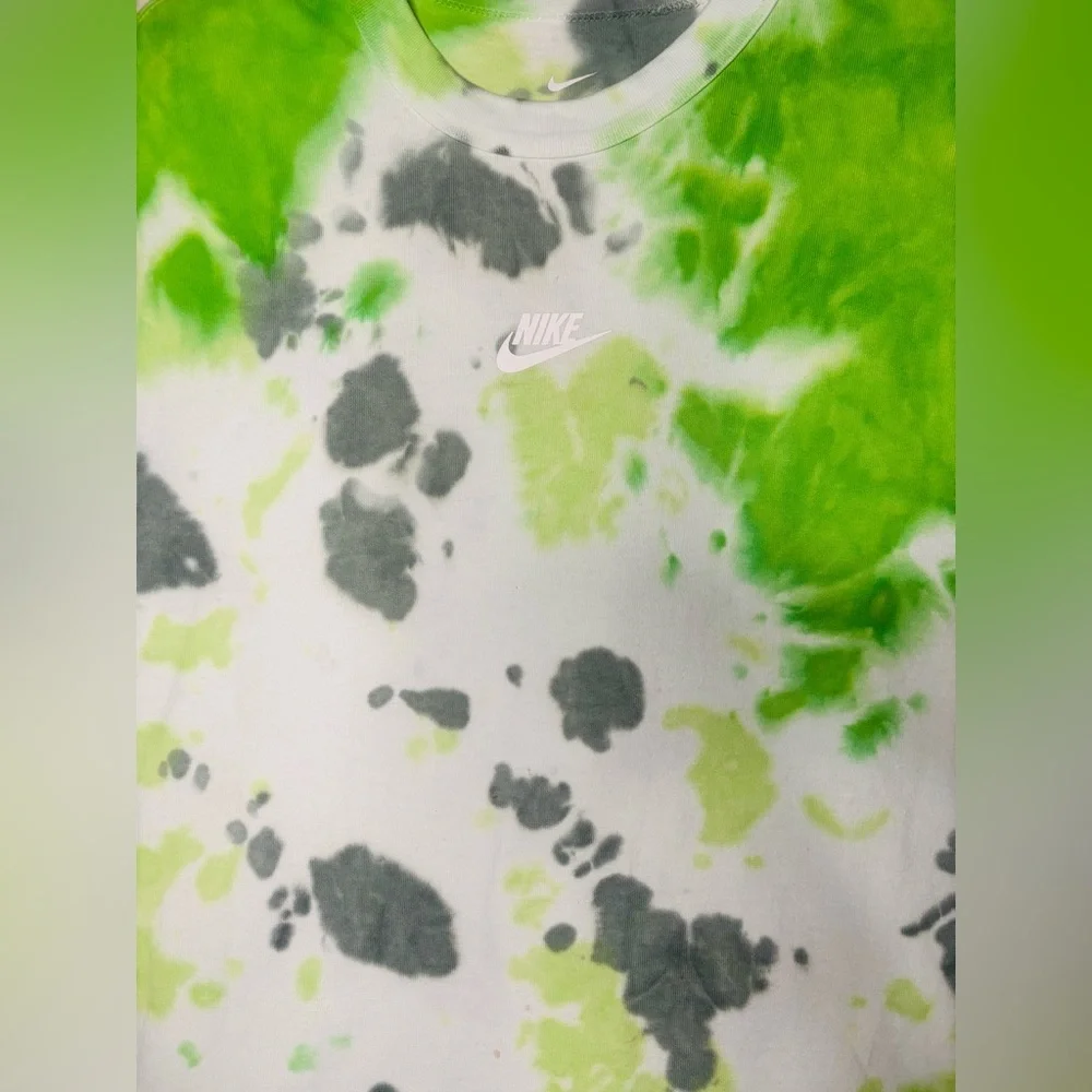 NIKE SPORTSWEAR PREMIUM ESSENTIALS OVERSIZED MEAN GREEN TIE DYE TEE SIZE: MEDIUM